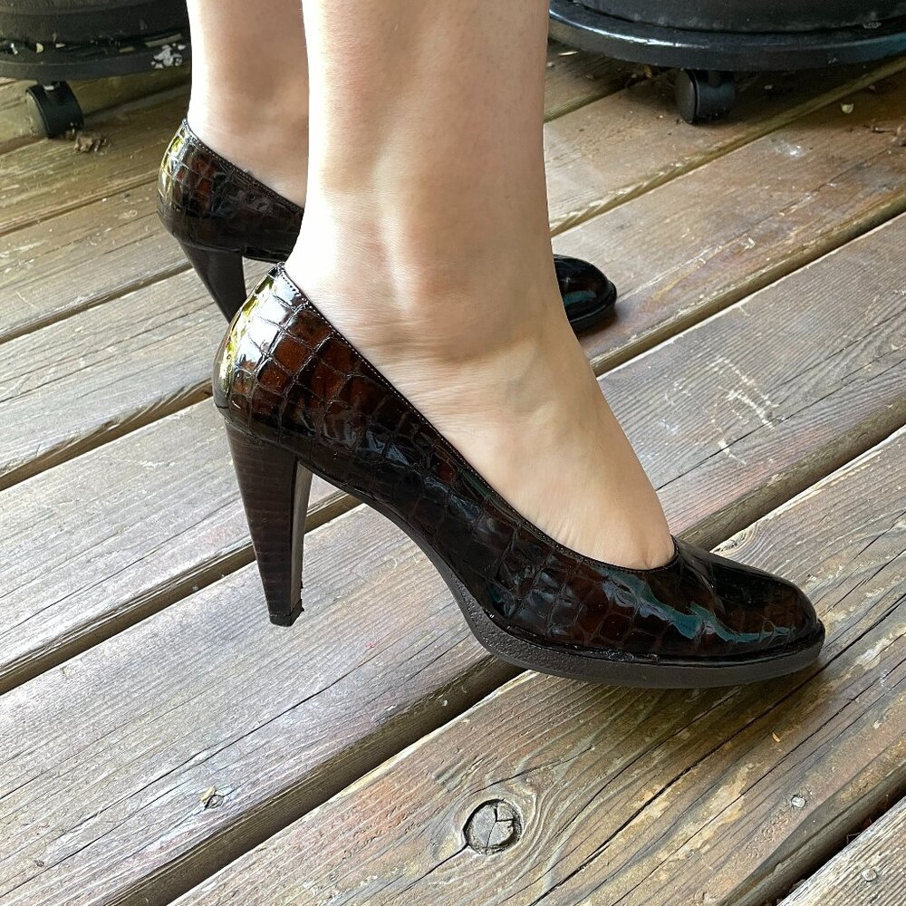EUC Stuart Weitzman Cocoa Crocodile Patent Pumps in Womens 9M